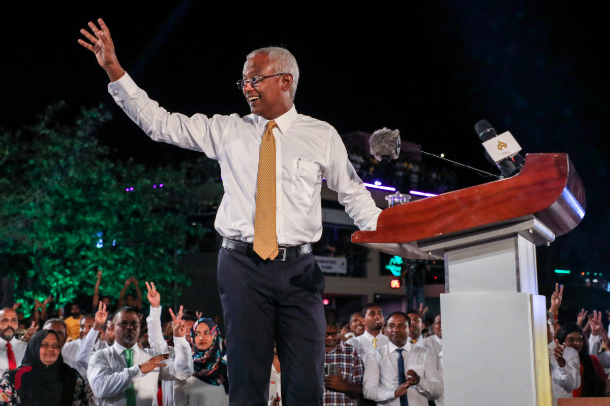 ސެޕްޓެމްބަރު 8، 2018: "އިންސާފުގެ މަގަށް" ނަމުގައި ގުޅިފައިވާ ޕާޓީތަކުން ހޮނިހިރު ދުވަހުގެ ރޭ ކާނިވާ ސަރަހައްދުގައި ބޭއްވި ޖަލްސާގައި، ގުޅިފައިވާ ޕާޓީތަކުގެ ކެންޑިޑޭޓް އިބްރާހިމް މުހައްމަދު ސޯލިހް ވާހަކަފުޅު ދައްކަވާ ނިންމާލެއްވުމަށް ފަހު ސަޕޯޓަރުންނަށް އިޝާރަތްކޮށްލައްވަނީ -- ފޮޓޯ: މުހައްމަދު ޝަރުހާން/ ރާއްޖެ އެމްވީ