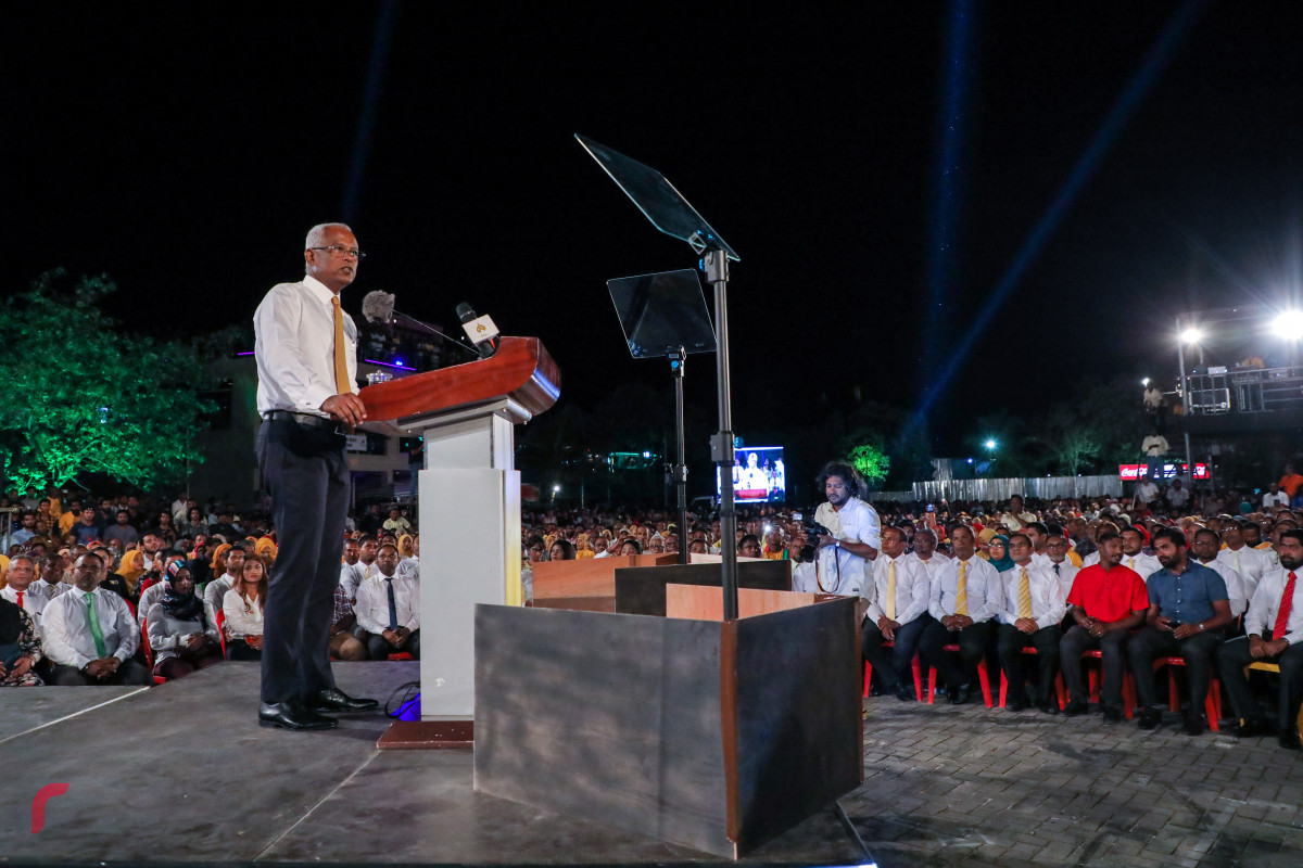 ސެޕްޓެމްބަރު 8، 2018: "އިންސާފުގެ މަގަށް" ނަމުގައި ގުޅިފައިވާ ޕާޓީތަކުން ހޮނިހިރު ދުވަހުގެ ރޭ ކާނިވާ ސަރަހައްދުގައި ބޭއްވި ޖަލްސާގައި، ކެންޑިޑޭޓް އިބްރާހިމް މުހައްމަދު ސޯލިހް ވާހަކަ ދައްކަވަނީ. -- ފޮޓޯ: މުހައްމަދު ޝަރުހާން/ ރާއްޖެ އެމްވީ