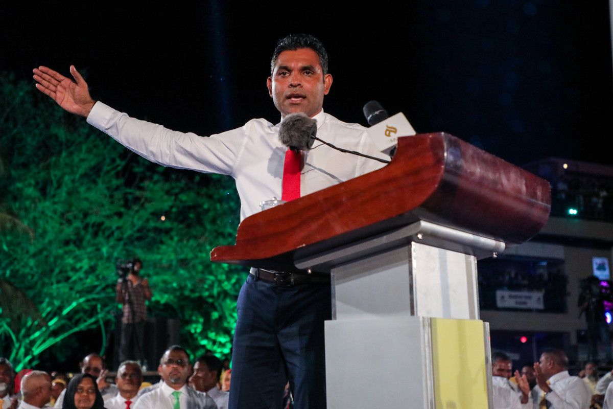 ސެޕްޓެމްބަރު 8، 2018: "އިންސާފުގެ މަގަށް" ނަމުގައި ގުޅިފައިވާ ޕާޓީތަކުން ހޮނިހިރު ދުވަހުގެ ރޭ ކާނިވާ ސަރަހައްދުގައި ބޭއްވި ޖަލްސާގައި، ރަނިން މޭޓް ފައިސަލް ނަސީމް ވާހަކަ ދައްކަވަނީ. -- ފޮޓޯ: މުހައްމަދު ޝަރުހާން/ ރާއްޖެ އެމްވީ