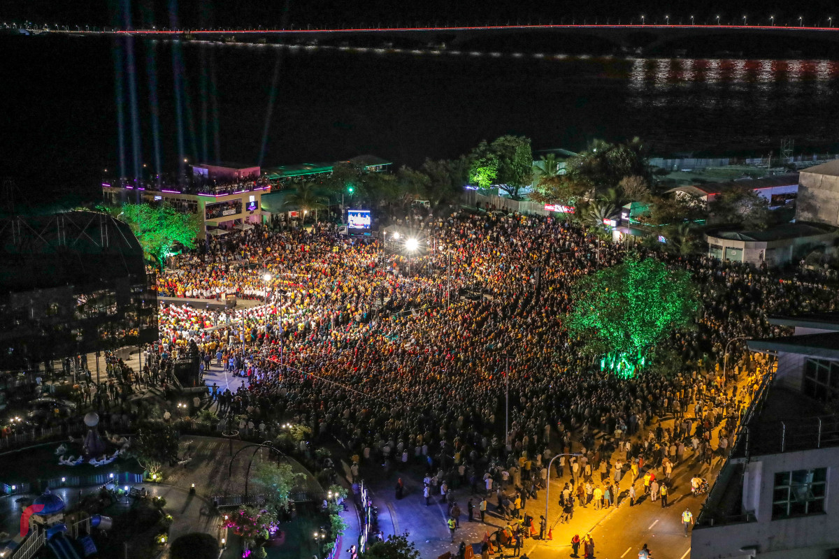 ސެޕްޓެމްބަރު 8، 2018: "އިންސާފުގެ މަގަށް" ނަމުގައި ގުޅިފައިވާ ޕާޓީތަކުން ހޮނިހިރު ދުވަހުގެ ރޭ ކާނިވާ ސަރަހައްދުގައި ބޭއްވި ޖަލްސާގައި ގިނަ އަދަދެއްގެ ބަޔަކު ބައިވެރިވި. -- ފޮޓޯ: މުހައްމަދު ޝަރުހާން/ ރާއްޖެ އެމްވީ