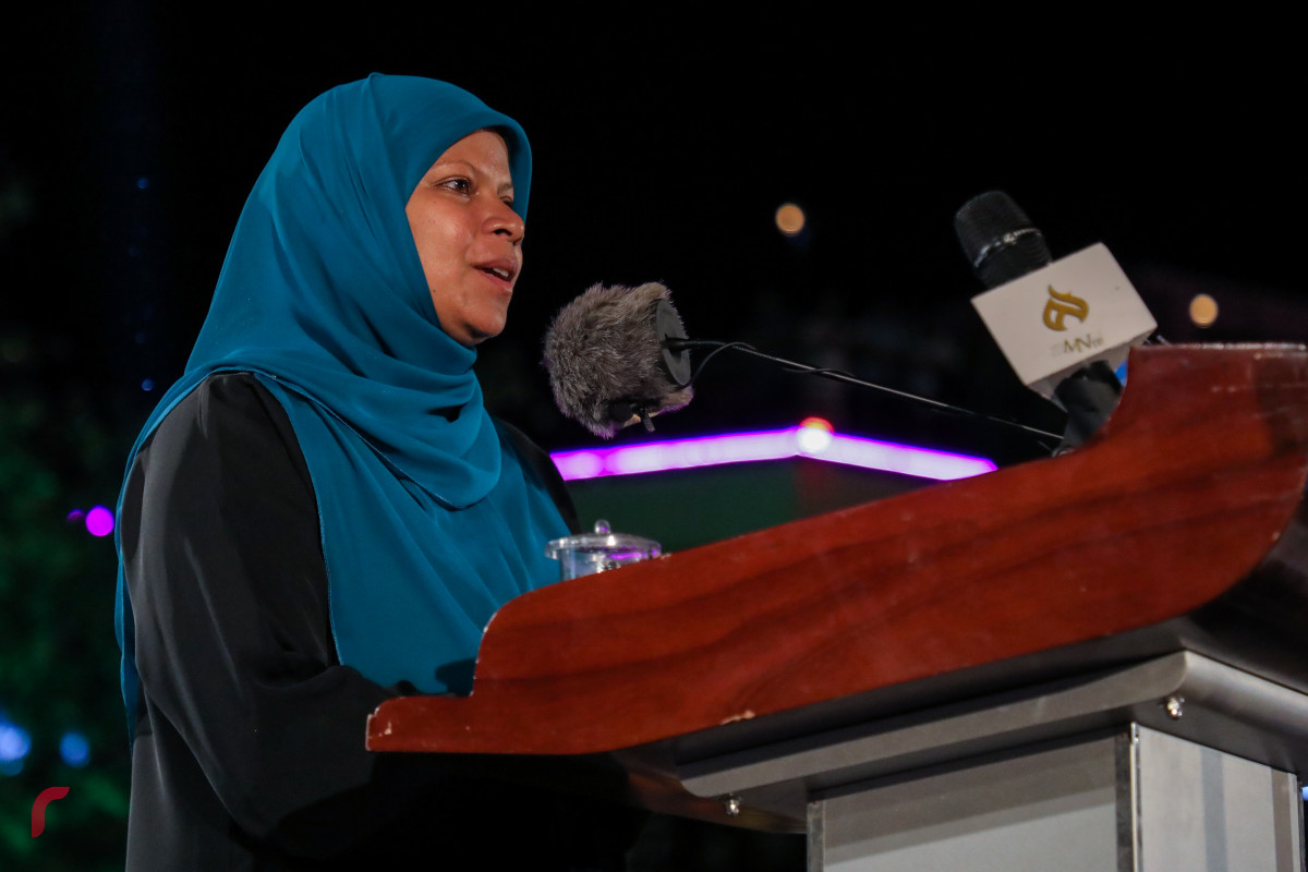 ސެޕްޓެމްބަރު 8، 2018: "އިންސާފުގެ މަގަށް" ނަމުގައި ގުޅިފައިވާ ޕާޓީތަކުން ހޮނިހިރު ދުވަހުގެ ރޭ ކާނިވާ ސަރަހައްދުގައި ބޭއްވި ޖަލްސާގައި މަކުނުދޫ ދާއިރާގެ މެމްބަރު އަނާރާ ވާހަކަ ދައްކަވަނީ -- ފޮޓޯ: މުހައްމަދު ޝަރުހާން/ ރާއްޖެ އެމްވީ