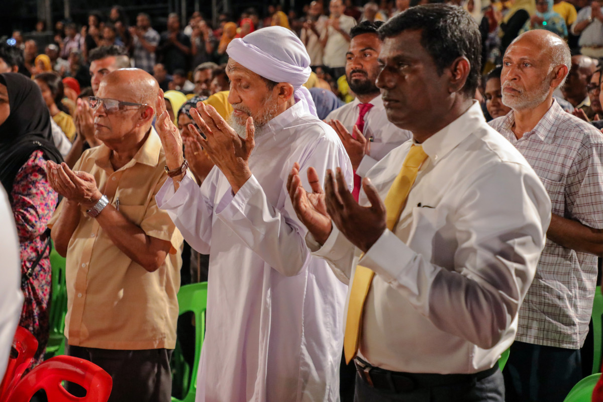 ސެޕްޓެމްބަރު 8، 2018: "އިންސާފުގެ މަގަށް" ނަމުގައި ގުޅިފައިވާ ޕާޓީތަކުން ހޮނިހިރު ދުވަހުގެ ރޭ ކާނިވާ ސަރަހައްދުގައި ބޭއްވި ޖަލްސާ ނިންމާލުމުގެ ގޮތުން ދުއާކުރަނީ -- ފޮޓޯ: މުހައްމަދު ޝަރުހާން/ ރާއްޖެ އެމްވީ