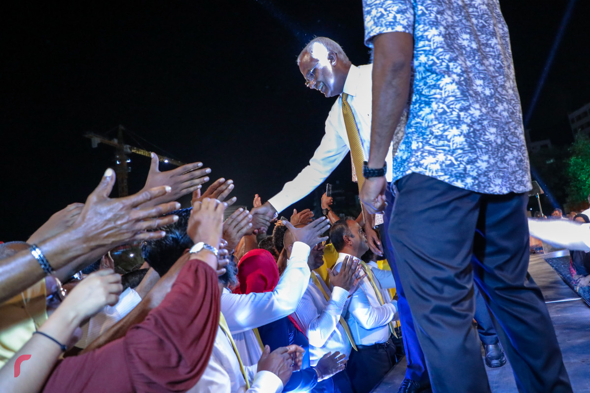 ސެޕްޓެމްބަރު 8، 2018: "އިންސާފުގެ މަގަށް" ނަމުގައި ގުޅިފައިވާ ޕާޓީތަކުން ހޮނިހިރު ދުވަހުގެ ރޭ ކާނިވާ ސަރަހައްދުގައި ބޭއްވި ޖަލްސާއަށް ފަހު ގުޅިފައިވާ ޕާޓީތަކުގެ ކެންޑިޑޭޓް އިބްރާހިމް މުހައްމަދު ސޯލިހް ސަޕޯޓަރުންނާ ސަލާމްކުރައްވަނީ- ފޮޓޯ: މުހައްމަދު ޝަރުހާން/ ރާއްޖެ އެމްވީ