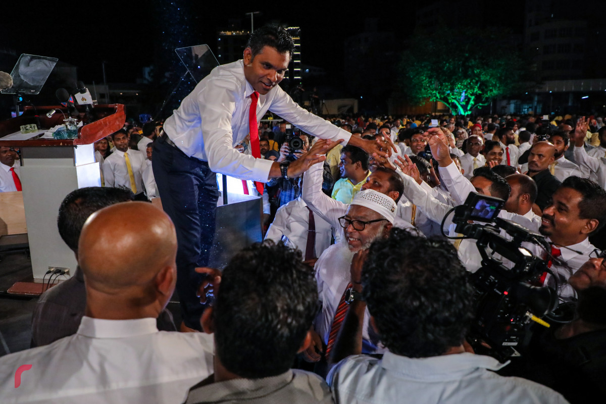 ސެޕްޓެމްބަރު 8، 2018: "އިންސާފުގެ މަގަށް" ނަމުގައި ގުޅިފައިވާ ޕާޓީތަކުން ހޮނިހިރު ދުވަހުގެ ރޭ ކާނިވާ ސަރަހައްދުގައި ބޭއްވި ޖަލްސާއަށް ފަހު ގުޅިފައިވާ ޕާޓީތަކުގެ ރަނިން މޭޓް ފައިސަލް ނަސީމް ސަޕޯޓަރުންނާ ސަލާމްކުރައްވަނީ- ފޮޓޯ: މުހައްމަދު ޝަރުހާން/ ރާއްޖެ އެމްވީ