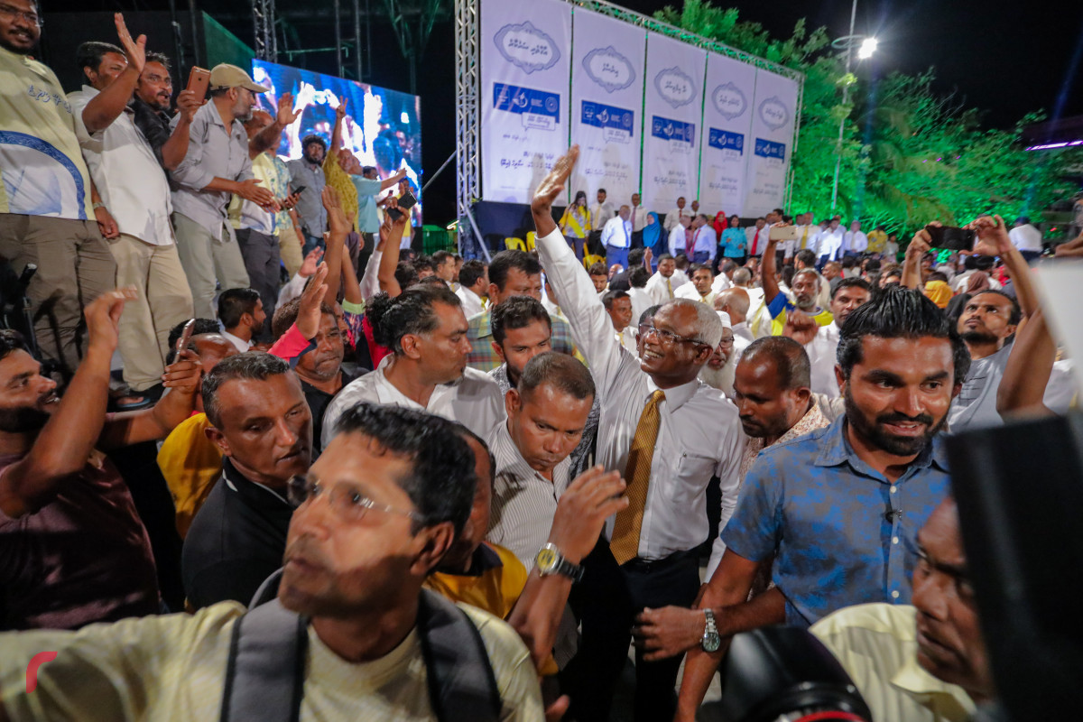 ސެޕްޓެމްބަރު 8، 2018: "އިންސާފުގެ މަގަށް" ނަމުގައި ގުޅިފައިވާ ޕާޓީތަކުން ހޮނިހިރު ދުވަހުގެ ރޭ ކާނިވާ ސަރަހައްދުގައި ބޭއްވި ޖަލްސާއަށް ފަހު ގުޅިފައިވާ ޕާޓީތަކުގެ ކެންޑިޑޭޓް އިބްރާހިމް މުހައްމަދު ސޯލިހް ސަޕޯޓަރުންނާ ސަލާމްކުރައްވަނީ- ފޮޓޯ: މުހައްމަދު ޝަރުހާން/ ރާއްޖެ އެމްވީ