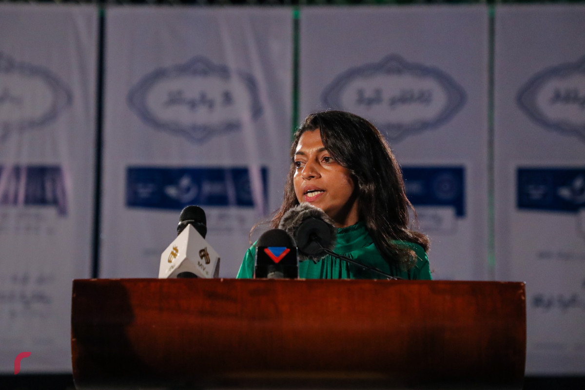 ސެޕްޓެމްބަރު 8، 2018: "އިންސާފުގެ މަގަށް" ނަމުގައި ގުޅިފައިވާ ޕާޓީތަކުން ހޮނިހިރު ދުވަހުގެ ރޭ ކާނިވާ ސަރަހައްދުގައި ބޭއްވި ޖަލްސާގައި ގަލޮޅު އުތުރު ދާއިރާގެ މެމްބަރު އީވާ އަބްދުﷲ ވާހަކަ ދައްކަވަނީ -- ފޮޓޯ: މުހައްމަދު ޝަރުހާން/ ރާއްޖެ އެމްވީ