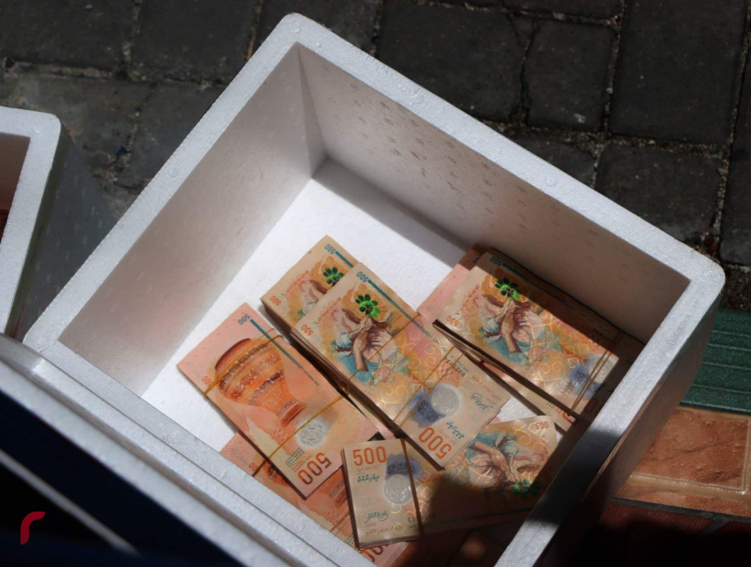 ސެޕްޓެމްބަރު 9، 2018: ގައުމީ ސަލާމަތަށް ނުރައްކާވުމާއި ރައީސް އަބްދުﷲ ޔާމީންގެ އަބުރުފުޅު ގެއްލޭފަދަ ކޮންޓެންޓެއް ގެނެސްދިން ކަމަށް ބުނެ، ރާއްޖެޓީވީ ދެ މިލިއަން ރުފިޔާގެ ޖޫރިމަނާ ކުރުމާއި ގުޅިގެން އެ ފައިސާ މީރާއާއި ހަވާލުކުރަނީ. މިހާތަނަށް ރާއްޖެ ޓީވީ 4 ފަހަރެއްގެ މަތިން ޖޫރިމަނާކޮށްފައިވާއިރު ޖޫރިނަމަ ކުރި އަދަދު 3.7 މިލިއަންއަށް އަރާ