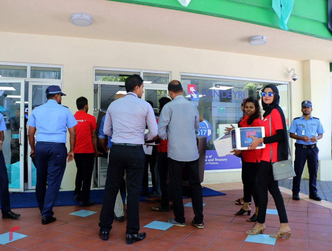 ސެޕްޓެމްބަރު 9، 2018: ގައުމީ ސަލާމަތަށް ނުރައްކާވުމާއި ރައީސް އަބްދުﷲ ޔާމީންގެ އަބުރުފުޅު ގެއްލޭފަދަ ކޮންޓެންޓެއް ގެނެސްދިން ކަމަށް ބުނެ، ރާއްޖެޓީވީ ދެ މިލިއަން ރުފިޔާގެ ޖޫރިމަނާ ކުރުމާއި ގުޅިގެން އެ ފައިސާ މީރާއާއި ހަވާލުކުރަނީ. މިހާތަނަށް ރާއްޖެ ޓީވީ 4 ފަހަރެއްގެ މަތިން ޖޫރިމަނާކޮށްފައިވާއިރު ޖޫރިނަމަ ކުރި އަދަދު 3.7 މިލިއަންއަށް އަރާ