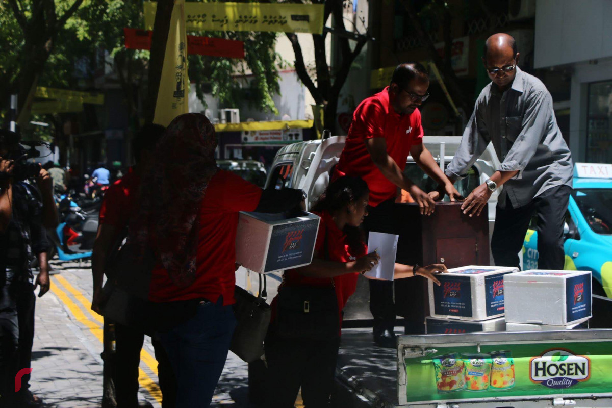 ސެޕްޓެމްބަރު 9، 2018: ގައުމީ ސަލާމަތަށް ނުރައްކާވުމާއި ރައީސް އަބްދުﷲ ޔާމީންގެ އަބުރުފުޅު ގެއްލޭފަދަ ކޮންޓެންޓެއް ގެނެސްދިން ކަމަށް ބުނެ، ރާއްޖެޓީވީ ދެ މިލިއަން ރުފިޔާގެ ޖޫރިމަނާ ކުރުމާއި ގުޅިގެން އެ ފައިސާ މީރާއާއި ހަވާލުކުރަނީ. މިހާތަނަށް ރާއްޖެ ޓީވީ 4 ފަހަރެއްގެ މަތިން ޖޫރިމަނާކޮށްފައިވާއިރު ޖޫރިނަމަ ކުރި އަދަދު 3.7 މިލިއަންއަށް އަރާ