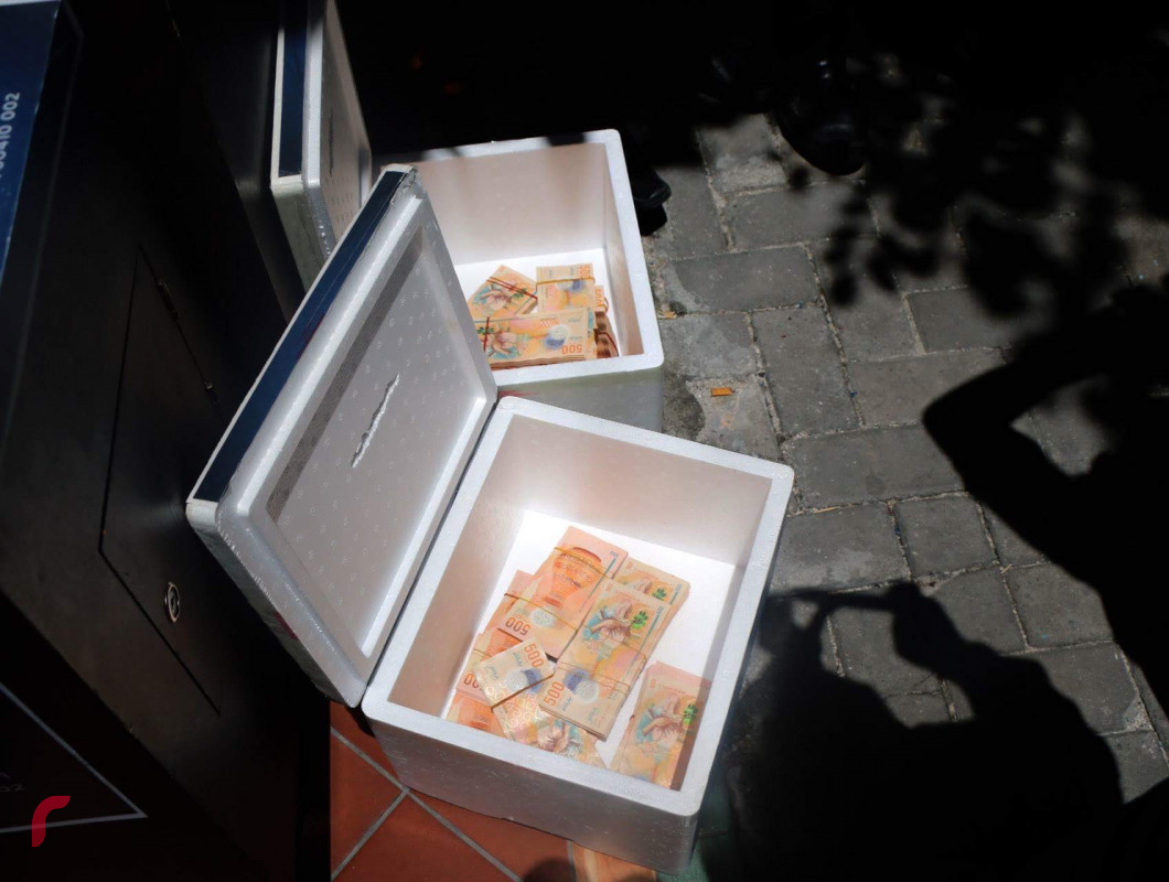 ސެޕްޓެމްބަރު 9، 2018: ގައުމީ ސަލާމަތަށް ނުރައްކާވުމާއި ރައީސް އަބްދުﷲ ޔާމީންގެ އަބުރުފުޅު ގެއްލޭފަދަ ކޮންޓެންޓެއް ގެނެސްދިން ކަމަށް ބުނެ، ރާއްޖެޓީވީ ދެ މިލިއަން ރުފިޔާގެ ޖޫރިމަނާ ކުރުމާއި ގުޅިގެން އެ ފައިސާ މީރާއާއި ހަވާލުކުރުމަށް މީރާގައި. މިހާތަނަށް ރާއްޖެ ޓީވީ 4 ފަހަރެއްގެ މަތިން ޖޫރިމަނާކޮށްފައިވާއިރު ޖޫރިނަމަ ކުރި އަދަދު 3.7 މިލިއަންއަށް އަރާ