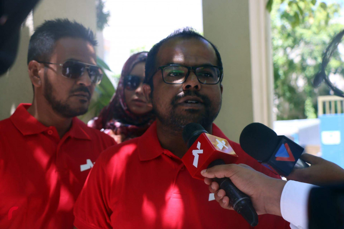 ސެޕްޓެމްބަރު 9، 2018: ގައުމީ ސަލާމަތަށް ނުރައްކާވުމާއި ރައީސް އަބްދުﷲ ޔާމީންގެ އަބުރުފުޅު ގެއްލޭފަދަ ކޮންޓެންޓެއް ގެނެސްދިން ކަމަށް ބުނެ، ރާއްޖެޓީވީ ދެ މިލިއަން ރުފިޔާގެ ޖޫރިމަނާ ކުރުމާއި ގުޅިގެން އެ ފައިސާ މީރާއާއި ހަވާލުކުރުމަށްފަހު ރާއްޖެ ޓީވީގެ ސީއީއޯ ހުސައިން ފިޔާޒް މޫސާ ނޫސްވެރިންނަށް މައުލޫމާތު ދެއްވަނީ. މިހާތަނަށް ރާއްޖެ ޓީވީ 4 ފަހަރެއްގެ މަތިން ޖޫރިމަނާކޮށްފައިވާއިރު ޖޫރިނަމަ ކުރި އަދަދު 3.7 މިލިއަންއަށް އަރާ