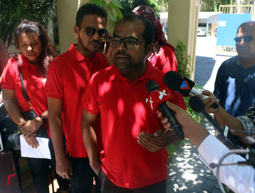 ސެޕްޓެމްބަރު 9، 2018: ގައުމީ ސަލާމަތަށް ނުރައްކާވުމާއި ރައީސް އަބްދުﷲ ޔާމީންގެ އަބުރުފުޅު ގެއްލޭފަދަ ކޮންޓެންޓެއް ގެނެސްދިން ކަމަށް ބުނެ، ރާއްޖެޓީވީ ދެ މިލިއަން ރުފިޔާގެ ޖޫރިމަނާ ކުރުމާއި ގުޅިގެން އެ ފައިސާ މީރާއާއި ހަވާލުކުރުމަށްފަހު ރާއްޖެ ޓީވީގެ ސީއީއޯ ހުސައިން ފިޔާޒް މޫސާ ނޫސްވެރިންނަށް މައުލޫމާތު ދެއްވަނީ. މިހާތަނަށް ރާއްޖެ ޓީވީ 4 ފަހަރެއްގެ މަތިން ޖޫރިމަނާކޮށްފައިވާއިރު ޖޫރިނަމަ ކުރި އަދަދު 3.7 މިލިއަންއަށް އަރާ