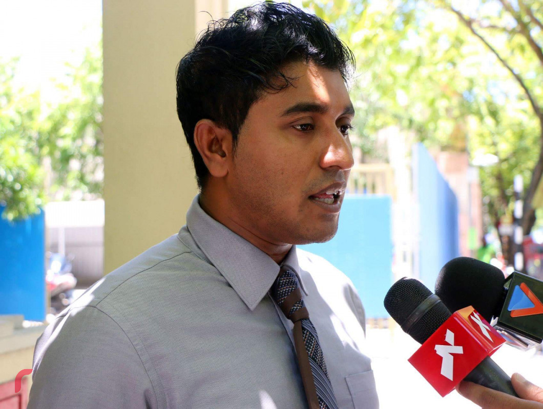 ސެޕްޓެމްބަރު 9، 2018: ގައުމީ ސަލާމަތަށް ނުރައްކާވުމާއި ރައީސް އަބްދުﷲ ޔާމީންގެ އަބުރުފުޅު ގެއްލޭފަދަ ކޮންޓެންޓެއް ގެނެސްދިން ކަމަށް ބުނެ، ރާއްޖެޓީވީ ދެ މިލިއަން ރުފިޔާގެ ޖޫރިމަނާ ކުރުމާއި ގުޅިގެން އެ ފައިސާ މީރާއާއި ހަވާލުކުރުމަށްފަހު ރާއްޖެ ޓީވީގެ ގާނޫނީ ވަކީލު ނިޝާން އިބްރާހިމް ނޫސްވެރިންނަށް މައުލޫމާތު ދެއްވަނީ. މިހާތަނަށް ރާއްޖެ ޓީވީ 4 ފަހަރެއްގެ މަތިން ޖޫރިމަނާކޮށްފައިވާއިރު ޖޫރިނަމަ ކުރި އަދަދު 3.7 މިލިއަންއަށް އަރާ