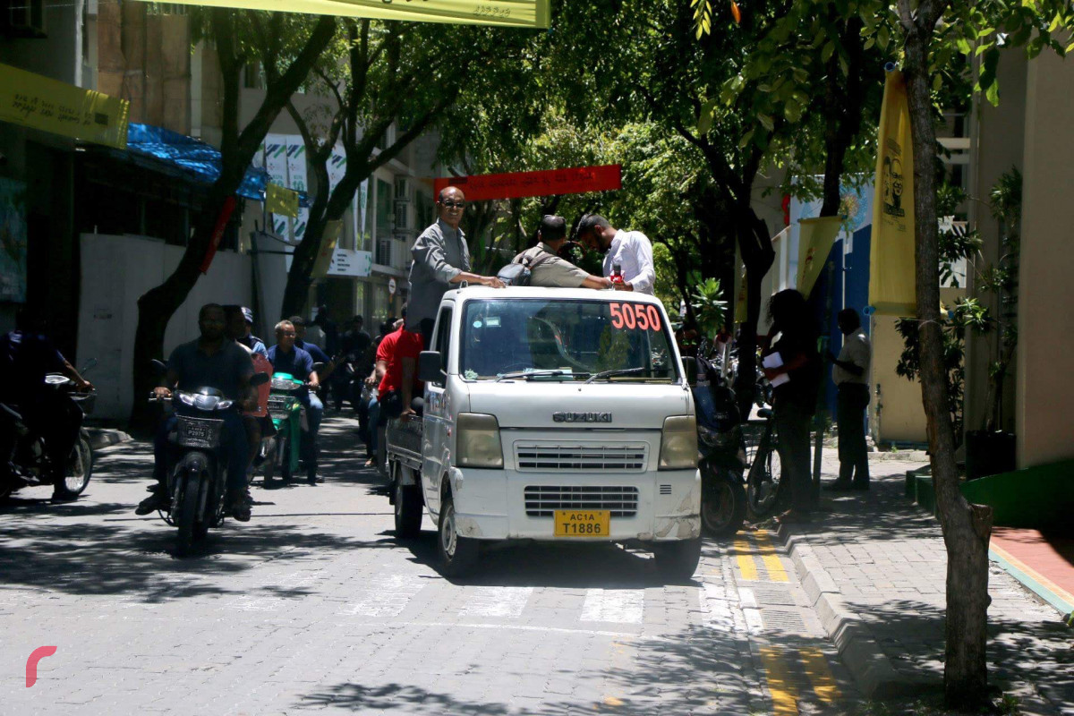 ސެޕްޓެމްބަރު 9، 2018: ގައުމީ ސަލާމަތަށް ނުރައްކާވުމާއި ރައީސް އަބްދުﷲ ޔާމީންގެ އަބުރުފުޅު ގެއްލޭފަދަ ކޮންޓެންޓެއް ގެނެސްދިން ކަމަށް ބުނެ، ރާއްޖެޓީވީ ދެ މިލިއަން ރުފިޔާގެ ޖޫރިމަނާ ކުރުމާއި ގުޅިގެން އެ ފައިސާ މީރާއާއި ހަވާލުކުމަށް މީރާއަށް ވަޑައިގަންނަވަނީ. މިހާތަނަށް ރާއްޖެ ޓީވީ 4 ފަހަރެއްގެ މަތިން ޖޫރިމަނާކޮށްފައިވާއިރު ޖޫރިނަމަ ކުރި އަދަދު 3.7 މިލިއަންއަށް އަރާ