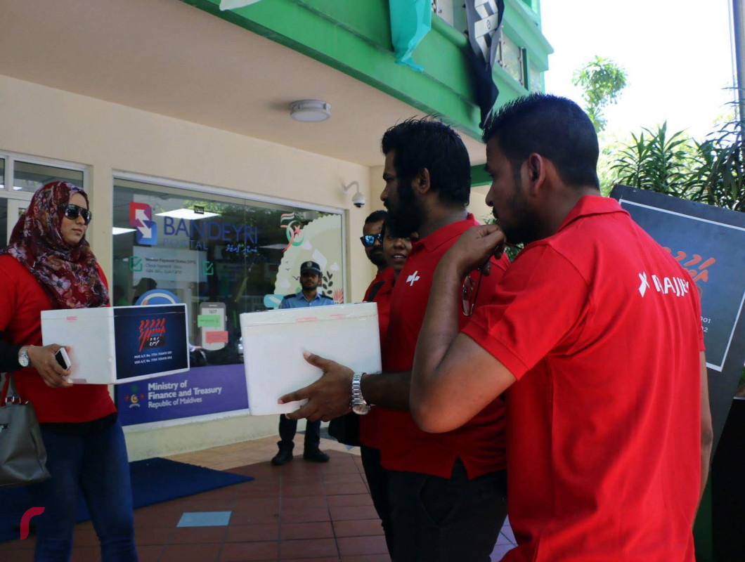 ސެޕްޓެމްބަރު 9، 2018: ގައުމީ ސަލާމަތަށް ނުރައްކާވުމާއި ރައީސް އަބްދުﷲ ޔާމީންގެ އަބުރުފުޅު ގެއްލޭފަދަ ކޮންޓެންޓެއް ގެނެސްދިން ކަމަށް ބުނެ، ރާއްޖެޓީވީ ދެ މިލިއަން ރުފިޔާގެ ޖޫރިމަނާ ކުރުމާއި ގުޅިގެން އެ ފައިސާ މީރާއާއި ހަވާލުކުރަނީ. މިހާތަނަށް ރާއްޖެ ޓީވީ 4 ފަހަރެއްގެ މަތިން ޖޫރިމަނާކޮށްފައިވާއިރު ޖޫރިނަމަ ކުރި އަދަދު 3.7 މިލިއަންއަށް އަރާ