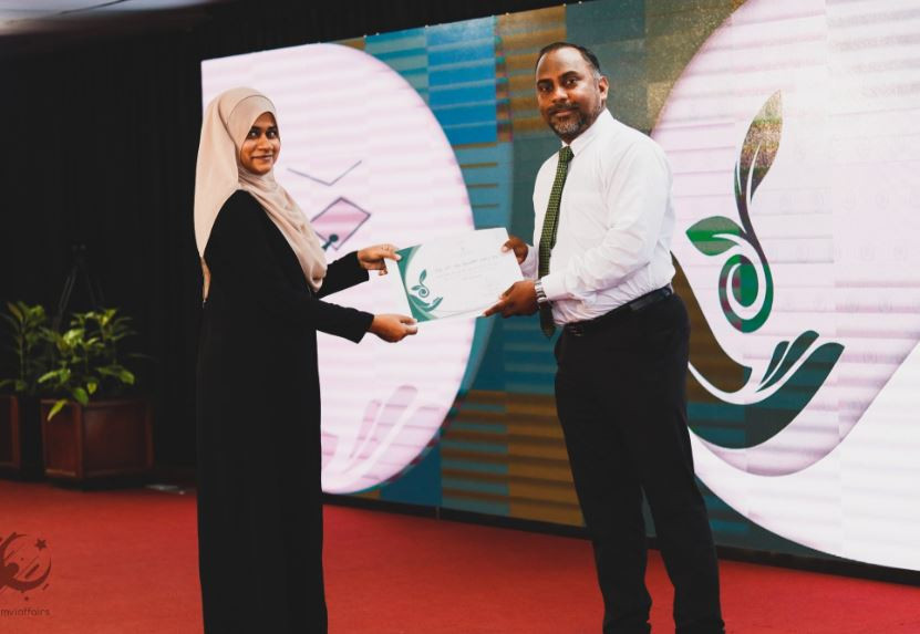 ސްކޮލަޝިޕްގެ ލިޔުން ހަވާލުކޮށްދެއްވަނީ: ފޮޓޯ: އިސްލާމިކް މިނިސްޓްރީ