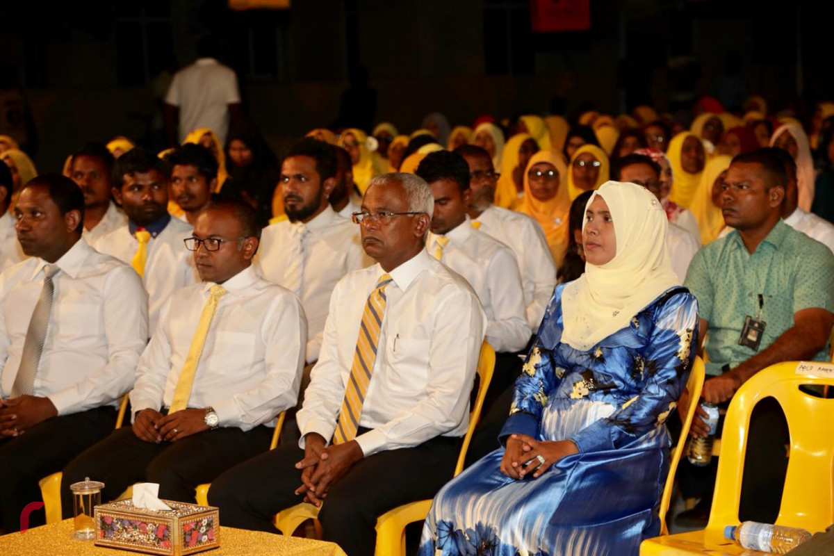 ސެޕްޓެމްބަރު 10، 2018: ގުޅިފައިވާ ޕާޓީތަކުން އިންތިޒާމްކޮށްގެން ނ. ވެލިދޫގައި ބޭއްވި ޖަލްސާގެ ތެރެއިން، މި ޖަލްސާގައި ގުޅިފައިވާ ޕާޓީތަކުގެ ރިޔާސީ ކެންޑިޑޭޓް އިބްރާހިމް މުހައްމަދު ސޯލިހުގެ އިތުރުން ޕާޓީތަކުގެ އިސްވެރިންނާއި ގިނަ އަދަދެއްގެ ސަޕޯޓަރުން ބައިވެރިވި