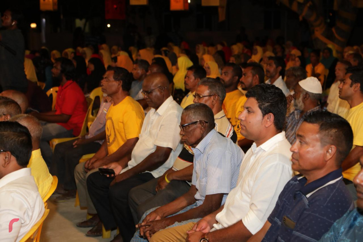 ސެޕްޓެމްބަރު 10، 2018: ގުޅިފައިވާ ޕާޓީތަކުން އިންތިޒާމްކޮށްގެން ނ. ވެލިދޫގައި ބޭއްވި ޖަލްސާގެ ތެރެއިން، މި ޖަލްސާގައި ގުޅިފައިވާ ޕާޓީތަކުގެ ރިޔާސީ ކެންޑިޑޭޓް އިބްރާހިމް މުހައްމަދު ސޯލިހުގެ އިތުރުން ޕާޓީތަކުގެ އިސްވެރިންނާއި ގިނަ އަދަދެއްގެ ސަޕޯޓަރުން ބައިވެރިވި