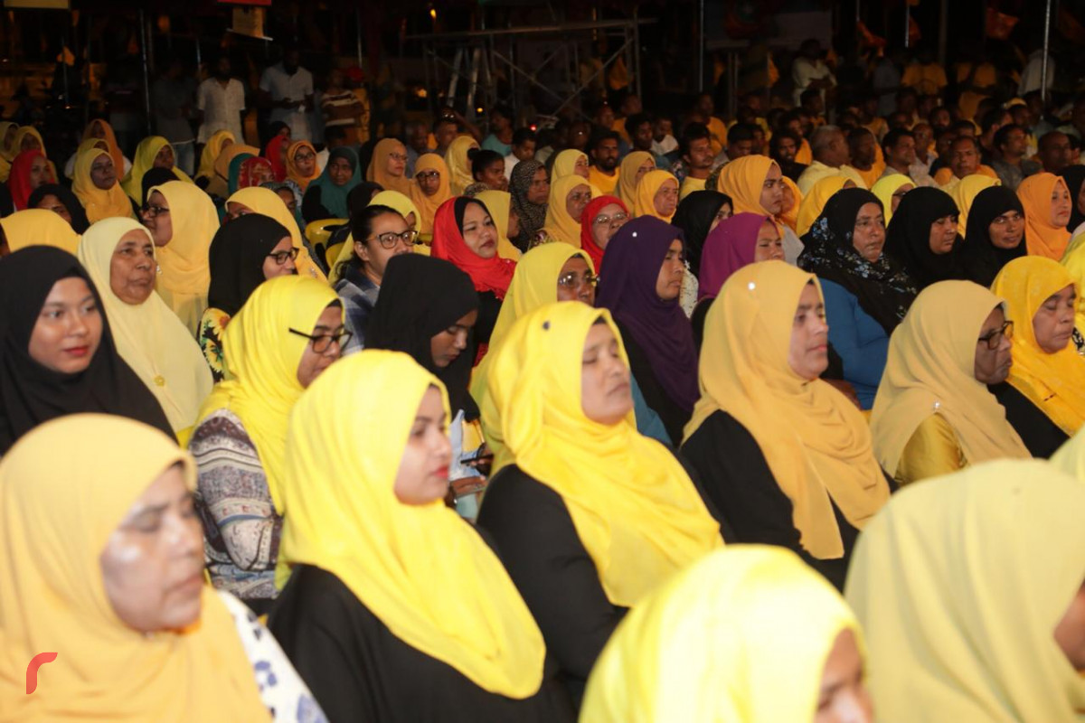 ސެޕްޓެމްބަރު 10، 2018: ގުޅިފައިވާ ޕާޓީތަކުން އިންތިޒާމްކޮށްގެން ނ. ވެލިދޫގައި ބޭއްވި ޖަލްސާގެ ތެރެއިން، މި ޖަލްސާގައި ގުޅިފައިވާ ޕާޓީތަކުގެ ރިޔާސީ ކެންޑިޑޭޓް އިބްރާހިމް މުހައްމަދު ސޯލިހުގެ އިތުރުން ޕާޓީތަކުގެ އިސްވެރިންނާއި ގިނަ އަދަދެއްގެ ސަޕޯޓަރުން ބައިވެރިވި