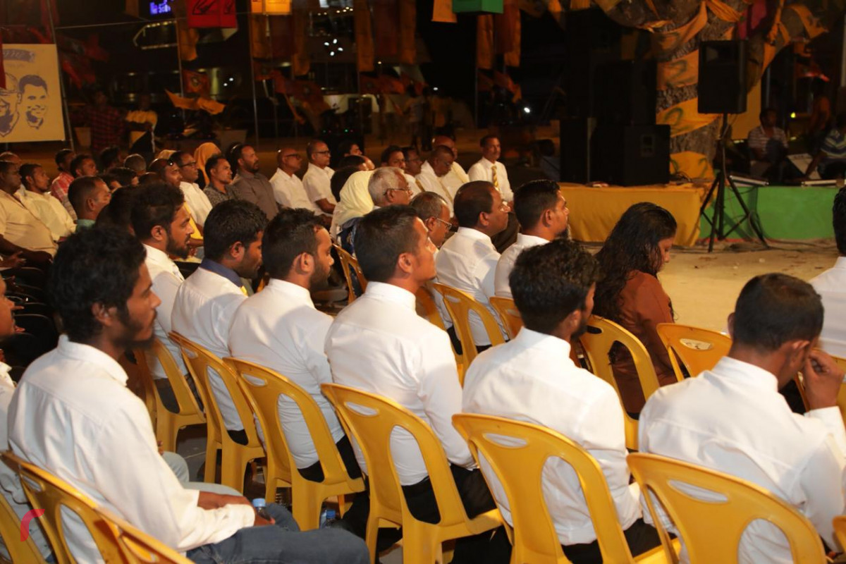 ސެޕްޓެމްބަރު 10، 2018: ގުޅިފައިވާ ޕާޓީތަކުން އިންތިޒާމްކޮށްގެން ނ. ވެލިދޫގައި ބޭއްވި ޖަލްސާގެ ތެރެއިން، މި ޖަލްސާގައި ގުޅިފައިވާ ޕާޓީތަކުގެ ރިޔާސީ ކެންޑިޑޭޓް އިބްރާހިމް މުހައްމަދު ސޯލިހުގެ އިތުރުން ޕާޓީތަކުގެ އިސްވެރިންނާއި ގިނަ އަދަދެއްގެ ސަޕޯޓަރުން ބައިވެރިވި