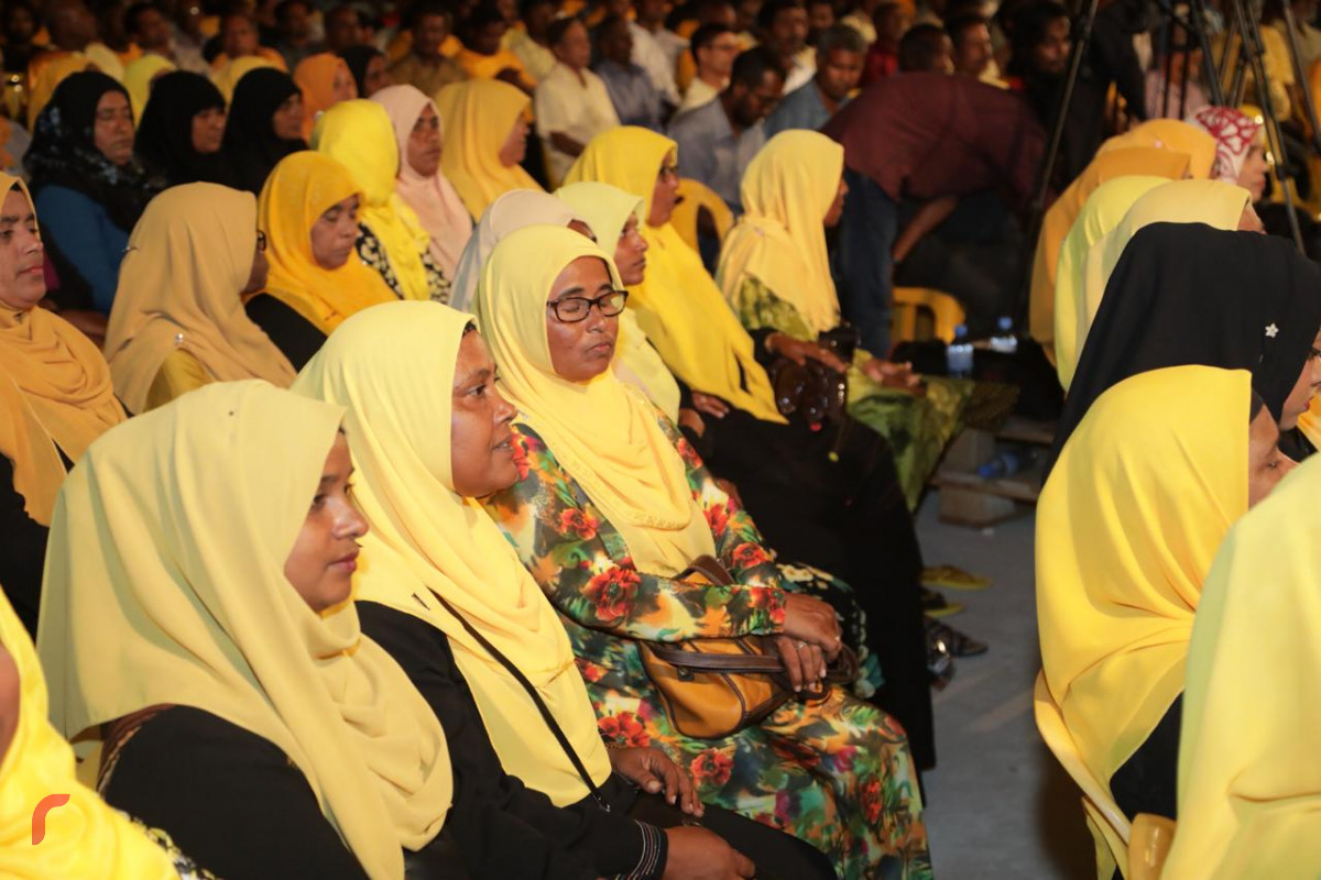 ސެޕްޓެމްބަރު 10، 2018: ގުޅިފައިވާ ޕާޓީތަކުން އިންތިޒާމްކޮށްގެން ނ. ވެލިދޫގައި ބޭއްވި ޖަލްސާގެ ތެރެއިން، މި ޖަލްސާގައި ގުޅިފައިވާ ޕާޓީތަކުގެ ރިޔާސީ ކެންޑިޑޭޓް އިބްރާހިމް މުހައްމަދު ސޯލިހުގެ އިތުރުން ޕާޓީތަކުގެ އިސްވެރިންނާއި ގިނަ އަދަދެއްގެ ސަޕޯޓަރުން ބައިވެރިވި