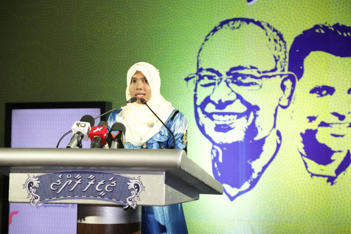 ސެޕްޓެމްބަރު 10، 2018 : ގުޅިފައިވާ އިއްތިހާދުން އިންތިޒާމްކޮށްގެން ނ. ވެލިދޫގައި ބޭއްވި ޖަލްސާގައި ވެލިދޫ ކައުންސިލްގެ ރައީސާ އަސްމާ ހުސައިން ވާހަކަފުޅު ދައްކަވަނީ