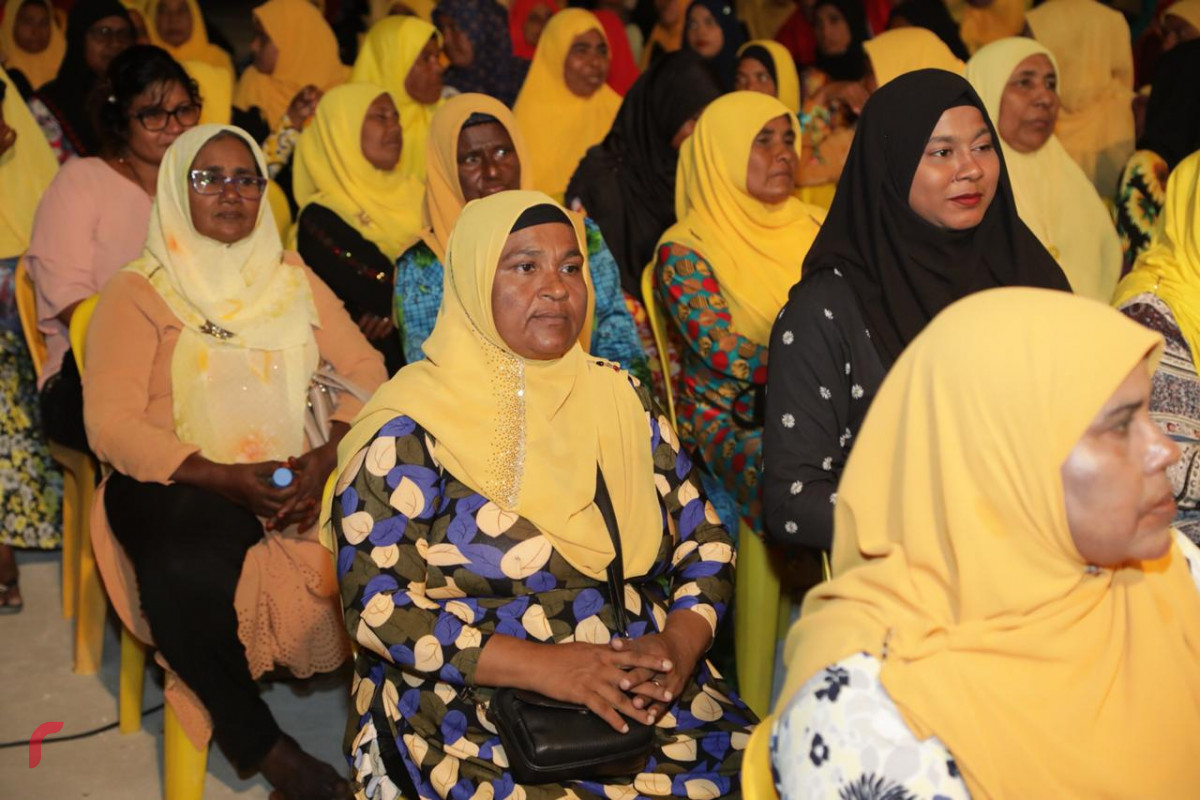 ސެޕްޓެމްބަރު 10، 2018: ގުޅިފައިވާ ޕާޓީތަކުން އިންތިޒާމްކޮށްގެން ނ. ވެލިދޫގައި ބޭއްވި ޖަލްސާގެ ތެރެއިން، މި ޖަލްސާގައި ގުޅިފައިވާ ޕާޓީތަކުގެ ރިޔާސީ ކެންޑިޑޭޓް އިބްރާހިމް މުހައްމަދު ސޯލިހުގެ އިތުރުން ޕާޓީތަކުގެ އިސްވެރިންނާއި ގިނަ އަދަދެއްގެ ސަޕޯޓަރުން ބައިވެރިވި