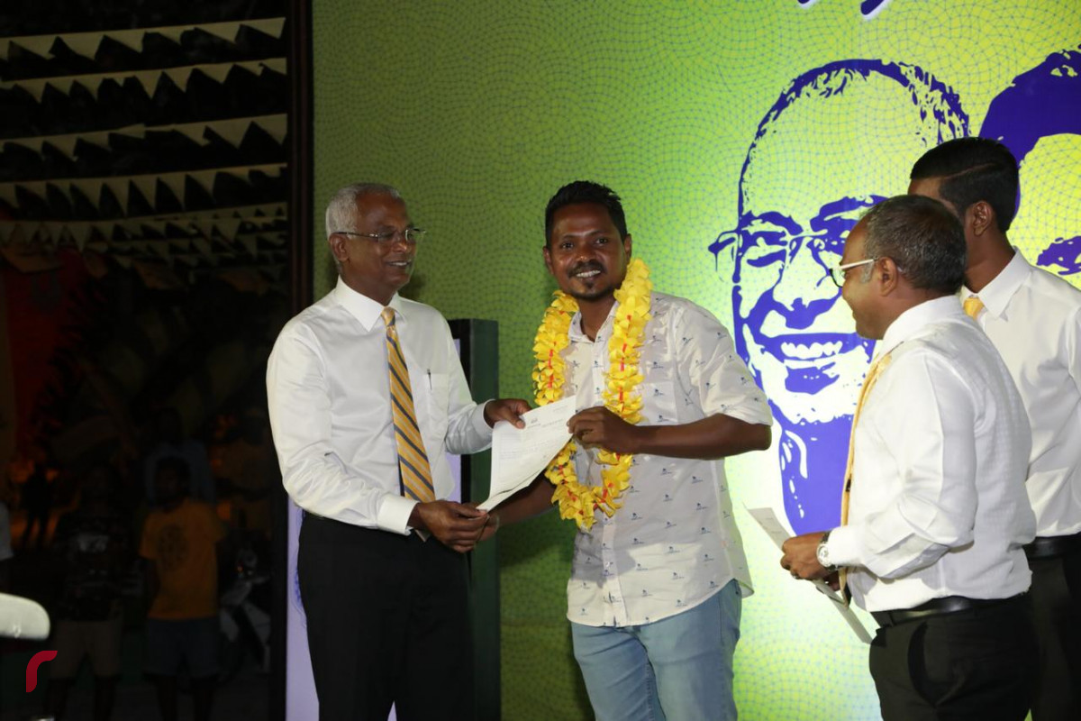 ސެޕްޓެމްބަރު 10، 2018 : ގުޅިފައިވާ ޕާޓީތަކުން އިންތިޒާމްކޮށްގެން ނ. ވެލިދޫގައި ބޭއްވި ޖަލްސާގައި  ކުރީގެ ފެނަކަ މެނޭޖަރު އަދި ޕީޕީއެމް ގޮފީގެ ރައީސް އަހްމަދު ސައްދާމް އެމްޑީޕީއަށް ސޮއިކުރައްވައި ގުޅިފައިވާ ޕާޓީތަކުގެ ކެނޑިޑޭޓް އިބްރާހިމް މުހައްމަދު ސޯލިހުއާއި ފޯމް ހަވާލުކުރަށްވަނީ