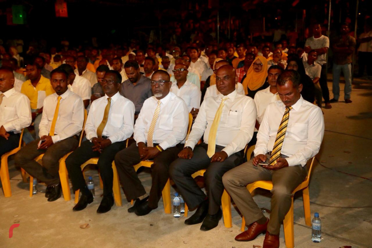 ސެޕްޓެމްބަރު 10، 2018: ގުޅިފައިވާ ޕާޓީތަކުން އިންތިޒާމްކޮށްގެން ނ. ވެލިދޫގައި ބޭއްވި ޖަލްސާގެ ތެރެއިން، މި ޖަލްސާގައި ގުޅިފައިވާ ޕާޓީތަކުގެ ރިޔާސީ ކެންޑިޑޭޓް އިބްރާހިމް މުހައްމަދު ސޯލިހުގެ އިތުރުން ޕާޓީތަކުގެ އިސްވެރިންނާއި ގިނަ އަދަދެއްގެ ސަޕޯޓަރުން ބައިވެރިވި