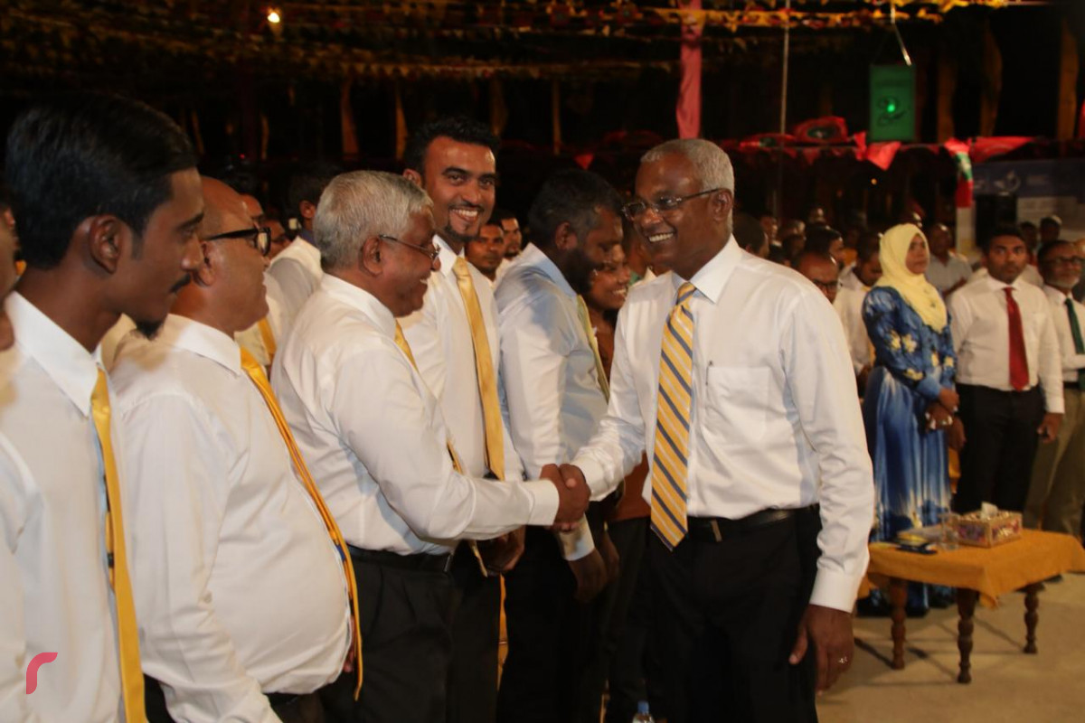 ސެޕްޓެމްބަރު 10، 2018: ގުޅިފައިވާ ޕާޓީތަކުން އިންތިޒާމްކޮށްގެން ނ. ވެލިދޫގައި ބޭއްވި ޖަލްސާގެ ތެރެއިން، މި ޖަލްސާގައި ގުޅިފައިވާ ޕާޓީތަކުގެ ރިޔާސީ ކެންޑިޑޭޓް އިބްރާހިމް މުހައްމަދު ސޯލިހުގެ އިތުރުން ޕާޓީތަކުގެ އިސްވެރިންނާއި ގިނަ އަދަދެއްގެ ސަޕޯޓަރުން ބައިވެރިވި