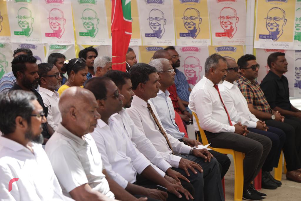 ސެޕްޓެމްބަރު 12، 2018 : އިއްތިހާދުގެ ރިޔާސީ ކެންޑިޑޭޓް އިބްރާހިމް މުހައްމަދު ސޯލިހު ށ. ފީވަކަށް ވަޑައިގެން ރައްޔިތުންނާ ބައްދަލުކުރައްވަނީ