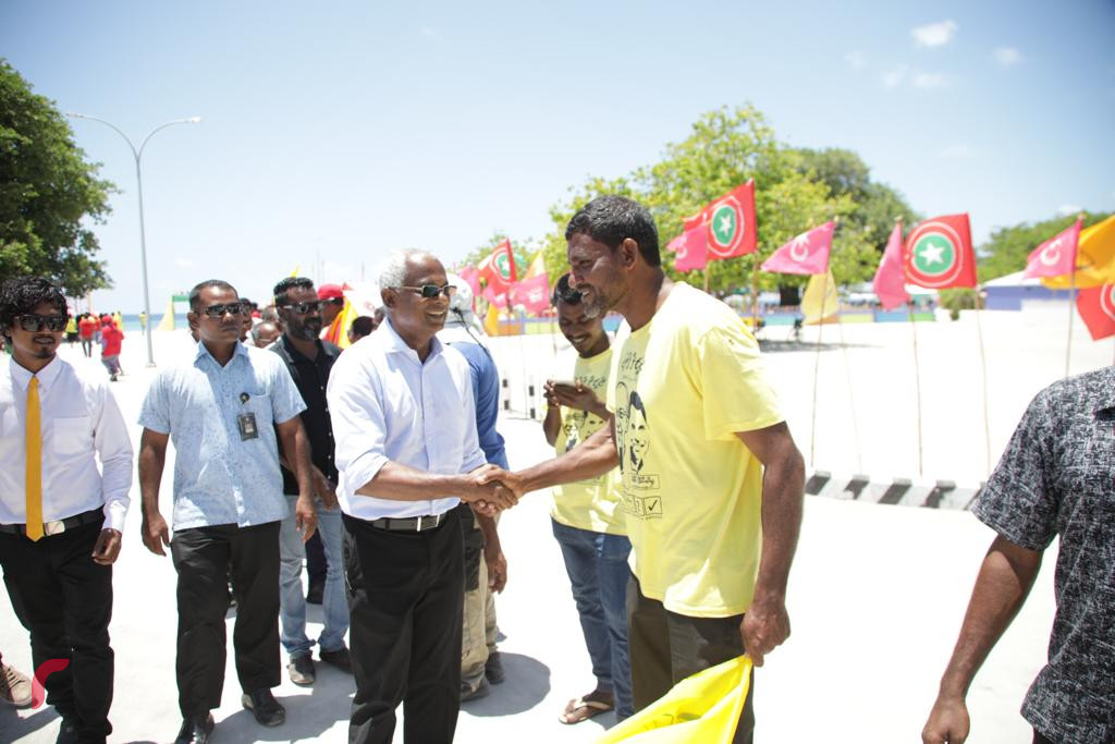 ސެޕްޓެމްބަރު 12، 2018 : އިއްތިހާދުގެ ރިޔާސީ ކެންޑިޑޭޓް އިބްރާހިމް މުހައްމަދު ސޯލިހު ށ. ގޮއިދޫއަށް ވަޑައިގަތުމުން މަރުހަބާ ދަންނަވަނީ