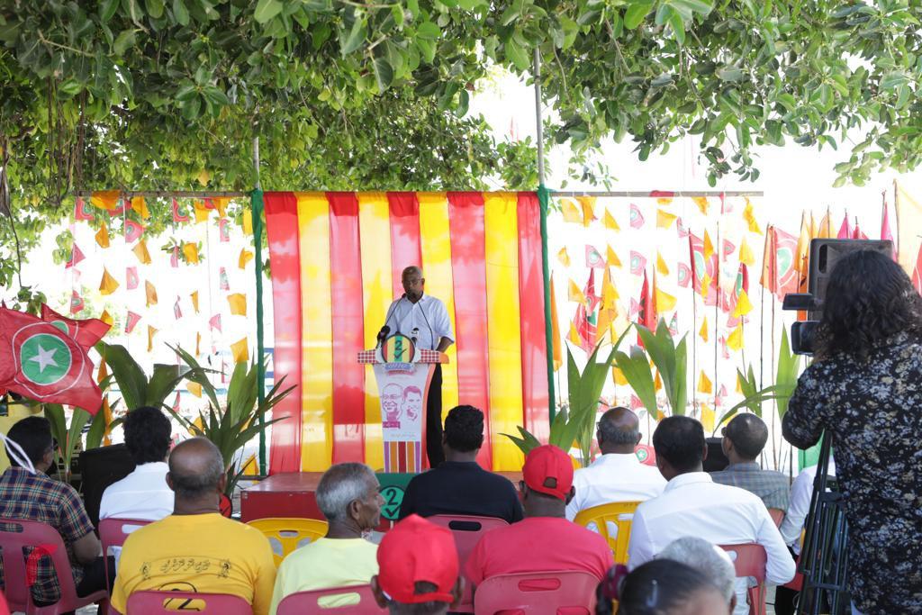 ސެޕްޓެމްބަރު 12، 2018 : އިއްތިހާދުގެ ރިޔާސީ ކެންޑިޑޭޓް އިބްރާހިމް މުހައްމަދު ސޯލިހު ށ. ގޮއިދޫއަށް ވަޑައިގެން ގޮއިދޫ ރައްޔިތުންނާ ބައްދަލުކުރައްވަނީ