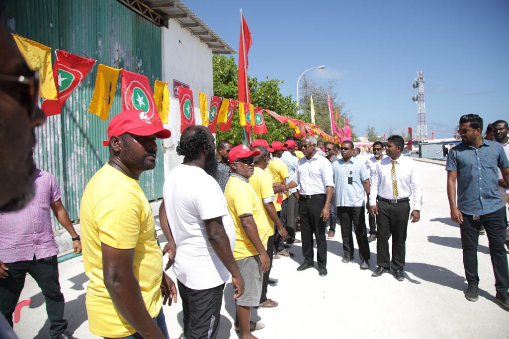 ސެޕްޓެމްބަރު 12، 2018 : އިއްތިހާދުގެ ރިޔާސީ ކެންޑިޑޭޓް އިބްރާހިމް މުހައްމަދު ސޯލިހު ށ. ކޮމަންޑޫއަށް ވަޑައިގަތުމުން މަރުހަބާ ދަންނަވަނީ