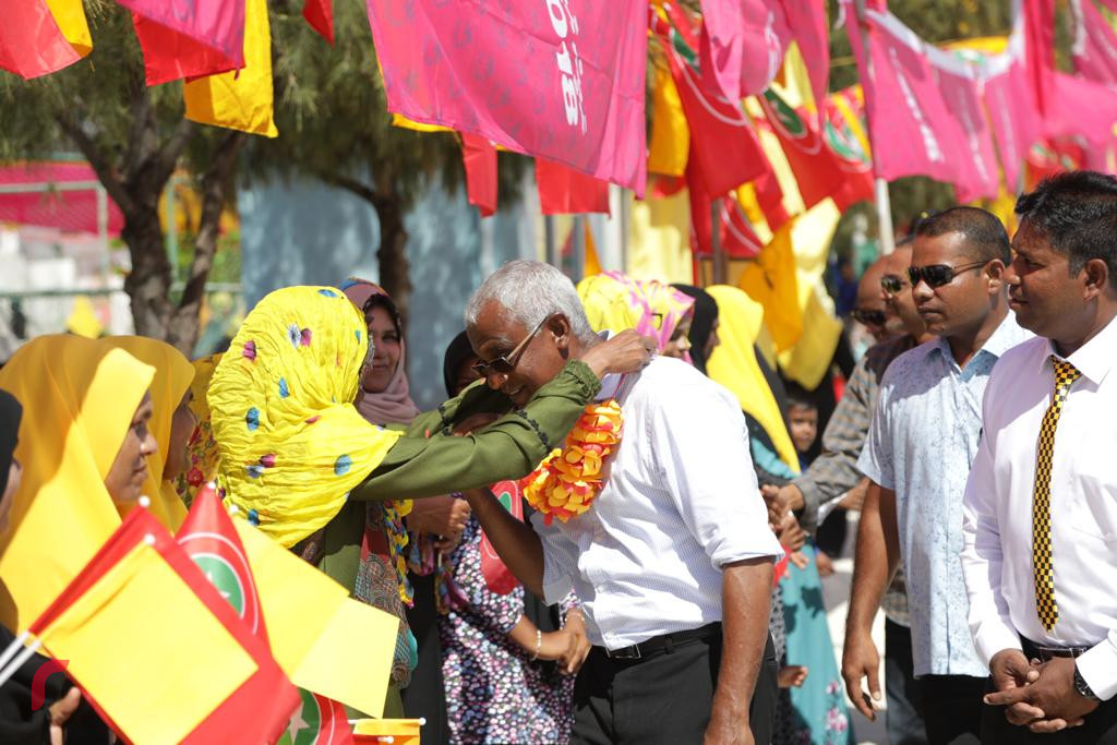 ސެޕްޓެމްބަރު 12، 2018 : އިއްތިހާދުގެ ރިޔާސީ ކެންޑިޑޭޓް އިބްރާހިމް މުހައްމަދު ސޯލިހު ށ. ކޮމަންޑޫއަށް ވަޑައިގަތުމުން މަރުހަބާ ދަންނަވަނީ