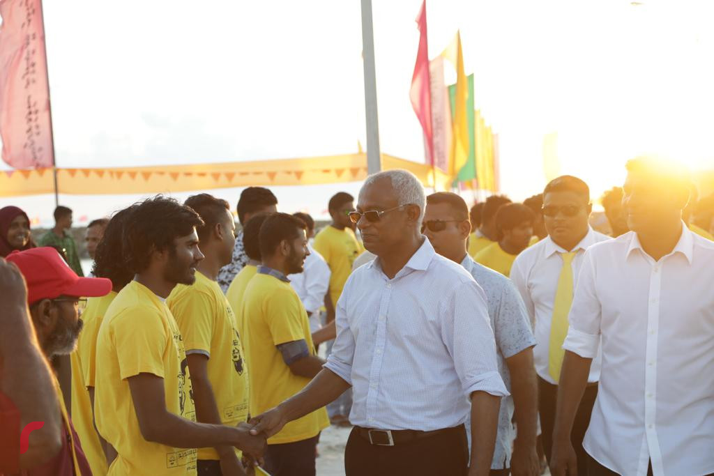 ސެޕްޓެމްބަރު 12، 2018 : އިއްތިހާދުގެ ރިޔާސީ ކެންޑިޑޭޓް އިބްރާހިމް މުހައްމަދު ސޯލިހު ށ. މިލަންދޫއަށް ވަޑައިގަތުމުން މަރުހަބާ ދަންނަވަނީ