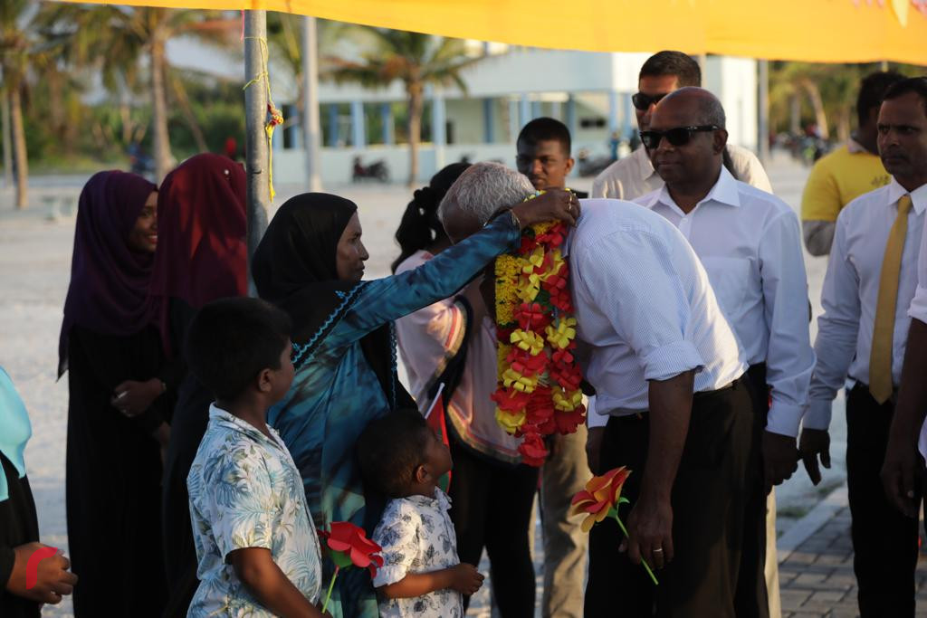 ސެޕްޓެމްބަރު 12، 2018 : އިއްތިހާދުގެ ރިޔާސީ ކެންޑިޑޭޓް އިބްރާހިމް މުހައްމަދު ސޯލިހު ށ. މިލަންދޫއަށް ވަޑައިގަތުމުން މަރުހަބާ ދަންނަވަނީ