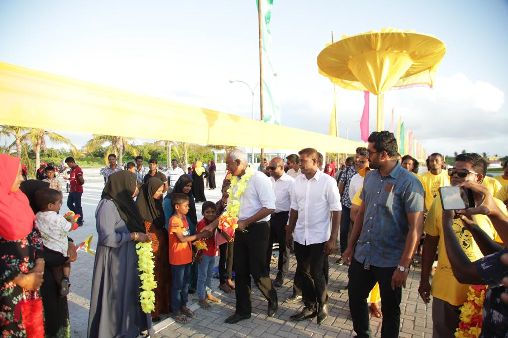 ސެޕްޓެމްބަރު 12، 2018 : އިއްތިހާދުގެ ރިޔާސީ ކެންޑިޑޭޓް އިބްރާހިމް މުހައްމަދު ސޯލިހު ށ. މިލަންދޫއަށް ވަޑައިގަތުމުން މަރުހަބާ ދަންނަވަނީ