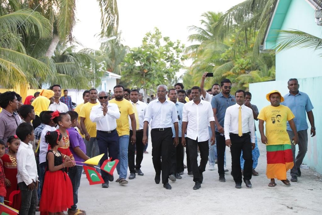 ސެޕްޓެމްބަރު 12، 2018 : އިއްތިހާދުގެ ރިޔާސީ ކެންޑިޑޭޓް އިބްރާހިމް މުހައްމަދު ސޯލިހު ށ. މިލަންދޫއަށް ވަޑައިގަތުމުން މަރުހަބާ ދަންނަވަނީ