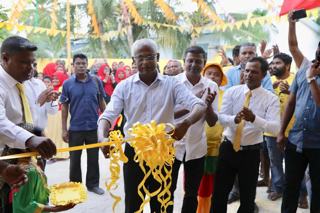 ސެޕްޓެމްބަރު 12، 2018 : އިއްތިހާދުގެ ރިޔާސީ ކެންޑިޑޭޓް އިބްރާހިމް މުހައްމަދު ސޯލިހު ށ. މިލަންދޫއަށް ވަޑައިގެން އިއްތިހާދުގެ ހަރުގެ ހުޅުވައިދެއްވަނީ