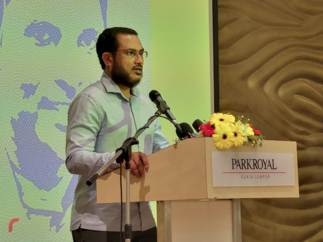 ސެޕްޓެމްބަރު  14، 2018: ރަނިން މޭޓް ފައިސަލް މެލޭޝިއާގައި ދިރިއުޅޭ ދިވެހިންނާ ބައްދަލުކުރަން ބޭއްވި ހަފުލާގައި ދީނީ އިލްމުވެރިޔާ އައްޝައިޚް އިލްޔާސް ހުސައިން ވާހަކަ ދައްކަވަނީ