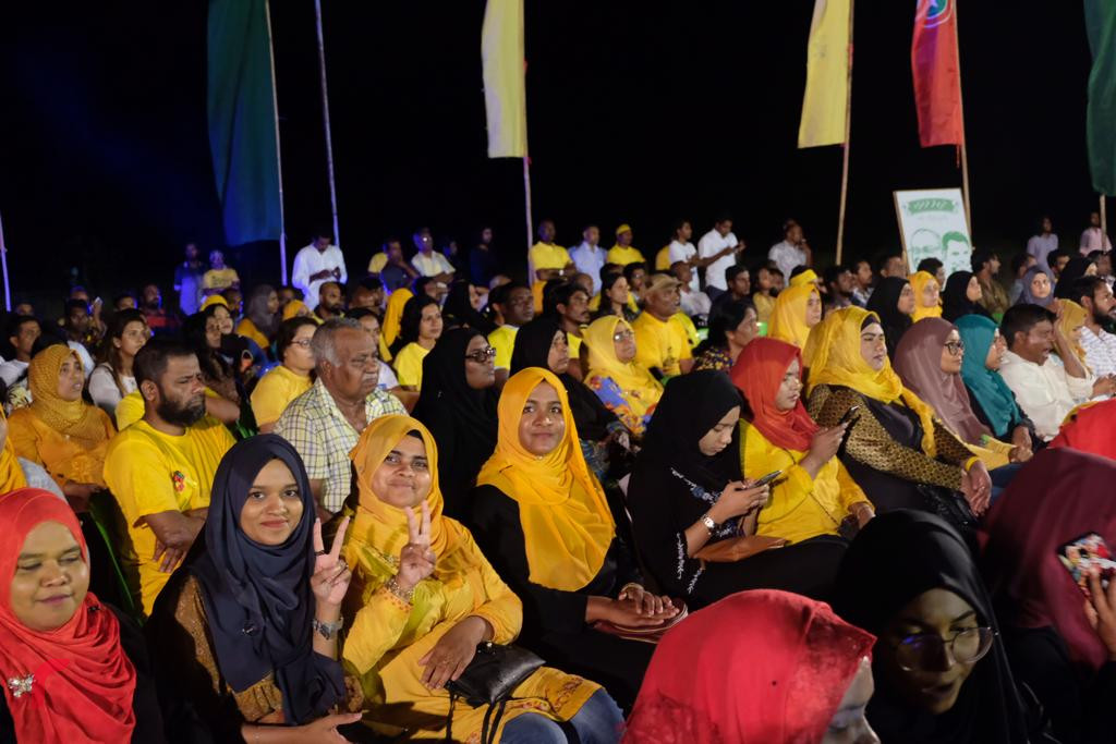 ސެޕްޓެމްބަރު 14، 2018:ގުޅިފައިވާ ޕާޓީތަކުން ޅ ހިންނަވަރުގައި ބޭއްވި ޖަލްސާގެ  ތެރެއިން، ޖަލްސާގައި ގުޅިފައިވާ ޕާޓީތަކުގެ ރިޔާސީ ކެނޑިޑޭޓް އިބްރާހިމް މުހައްމަދު ސޯލިހުގެ އިތުރުން އިއްތިހާދުގެ ގިނަ އަދަދެއްގެ އިސްވެރިންނާއި ސަޕޯޓަރުން ވަނީ ބައިވެރިވެ ވަޑައިގެންފައި