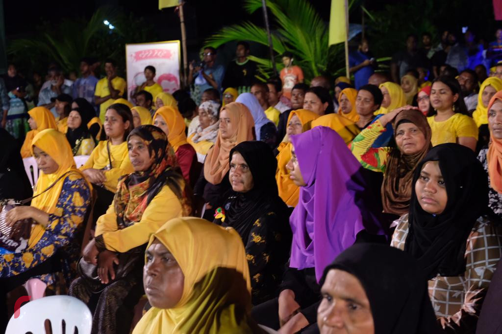 ސެޕްޓެމްބަރު 14، 2018:ގުޅިފައިވާ ޕާޓީތަކުން ޅ ހިންނަވަރުގައި ބޭއްވި ޖަލްސާގެ  ތެރެއިން، ޖަލްސާގައި ގުޅިފައިވާ ޕާޓީތަކުގެ ރިޔާސީ ކެނޑިޑޭޓް އިބްރާހިމް މުހައްމަދު ސޯލިހުގެ އިތުރުން އިއްތިހާދުގެ ގިނަ އަދަދެއްގެ އިސްވެރިންނާއި ސަޕޯޓަރުން ވަނީ ބައިވެރިވެ ވަޑައިގެންފައި