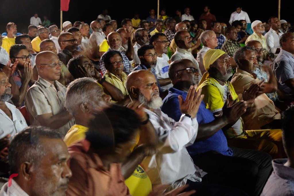 ސެޕްޓެމްބަރު 14، 2018:ގުޅިފައިވާ ޕާޓީތަކުން ޅ ހިންނަވަރުގައި ބޭއްވި ޖަލްސާގެ  ތެރެއިން، ޖަލްސާގައި ގުޅިފައިވާ ޕާޓީތަކުގެ ރިޔާސީ ކެނޑިޑޭޓް އިބްރާހިމް މުހައްމަދު ސޯލިހުގެ އިތުރުން އިއްތިހާދުގެ ގިނަ އަދަދެއްގެ އިސްވެރިންނާއި ސަޕޯޓަރުން ވަނީ ބައިވެރިވެ ވަޑައިގެންފައި