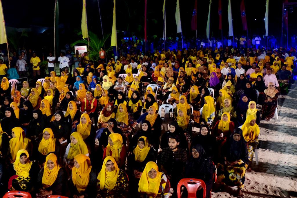 ސެޕްޓެމްބަރު 14، 2018:ގުޅިފައިވާ ޕާޓީތަކުން ޅ ހިންނަވަރުގައި ބޭއްވި ޖަލްސާގެ  ތެރެއިން، ޖަލްސާގައި ގުޅިފައިވާ ޕާޓީތަކުގެ ރިޔާސީ ކެނޑިޑޭޓް އިބްރާހިމް މުހައްމަދު ސޯލިހުގެ އިތުރުން އިއްތިހާދުގެ ގިނަ އަދަދެއްގެ އިސްވެރިންނާއި ސަޕޯޓަރުން ވަނީ ބައިވެރިވެ ވަޑައިގެންފައި