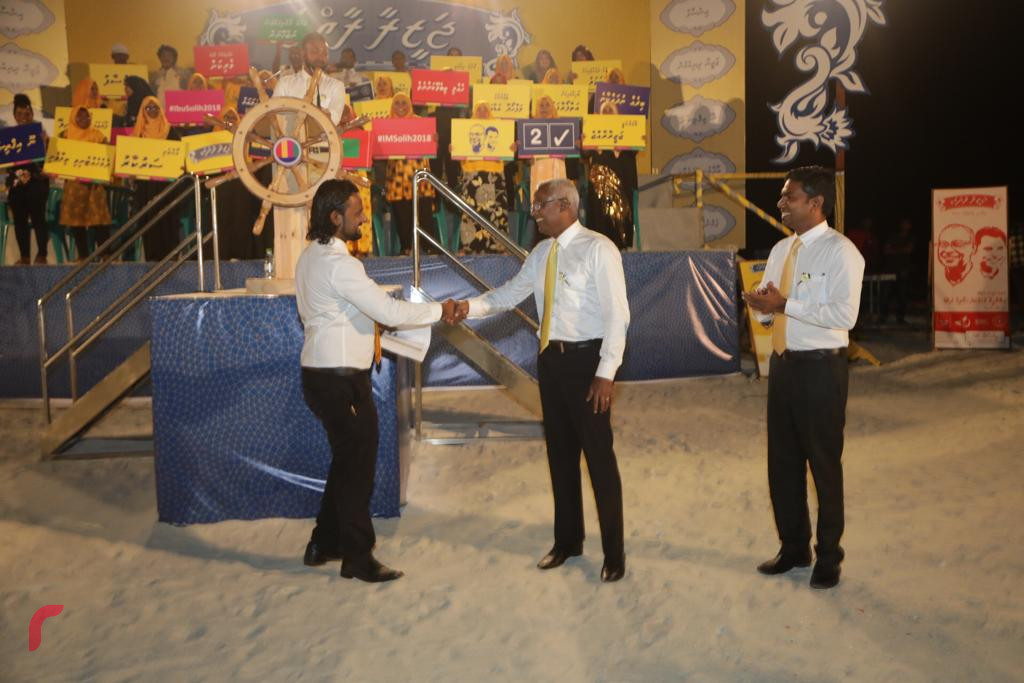 ސެޕްޓެމްބަރު 14، 2018:ގުޅިފައިވާ ޕާޓީތަކުން ޅ ހިންނަވަރުގައި ބޭއްވި ޖަލްސާގައި ޅ އަތޮޅު  ކައުންސިލް މެމްބަރަކު އެމްޑީޕީއާއި ގުޅިވަޑައިގެން މެމްބަރޝިޕް ފޯމް އިބްރާހިމް މުހައްމަދު ސޯލިހުއާައި ހަވާލުކުރަށްވަނީ