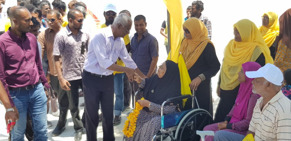 އިބޫ ރަށަށް ވަޑައިގެން އެމަނިކުފާނުގެ ސަޕޯޓަރަކާ ސަލާމް ކުރައްވަނީ: -ރަށްތަކުން އެމަނިކުފާނަށް ބޮޑު ތާޢީދެއް ފެނުނު