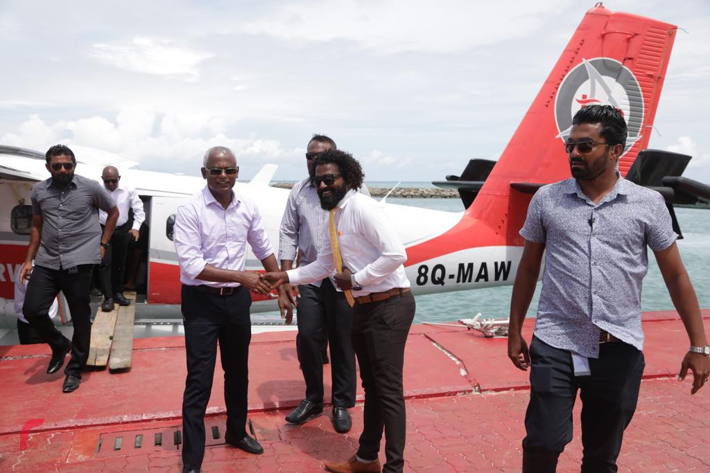 ސެޕްޓެމްބަރު 17، 2018 : ގުޅިފައިވާ ޕާޓީތަކުގެ ރިޔާސީ ކެނޑިޑޭޓް އިބްރާހިމް މުހައްމަދު ސޯލިހު މ އަތޮޅަަށް ކުރައްވަމުން ގެންދަވާ ދަތުރުފުޅުގައި މ ކޮޅުފުއްޓަށް ވަޑައިގަތުމުން މަރުހަބާ ދަންނަވަނީ