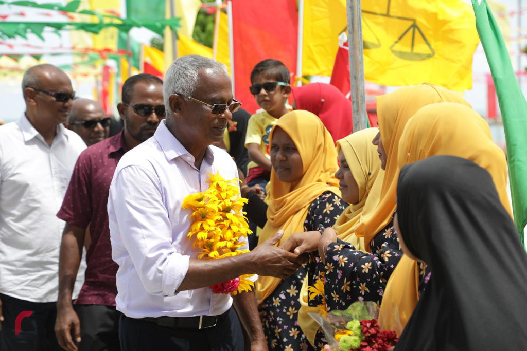 ސެޕްޓެމްބަރު 17، 2018 : ގުޅިފައިވާ ޕާޓީތަކުގެ ރިޔާސީ ކެނޑިޑޭޓް އިބްރާހިމް މުހައްމަދު ސޯލިހު މ އަތޮޅަަށް ކުރައްވަމުން ގެންދަވާ ދަތުރުފުޅުގައި މ ކޮޅުފުއްޓަށް ވަޑައިގަތުމުން މަރުހަބާ ދަންނަވަނީ