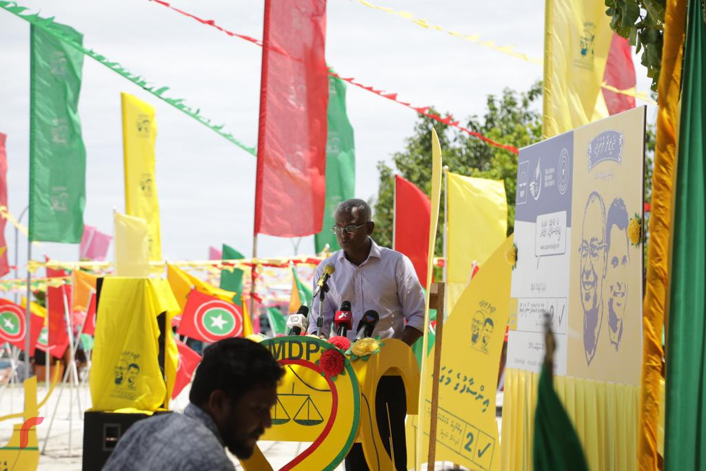 ސެޕްޓެމްބަރު 17، 2018 : ގުޅިފައިވާ ޕާޓީތަކުގެ ރިޔާސީ ކެނޑިޑޭޓް އިބްރާހިމް މުހައްމަދު ސޯލިހު މ އަތޮޅަަށް ކުރައްވަމުން ގެންދަވާ ދަތުރުފުޅުގެ ތެރެއިން، މ ކޮޅުފުއްޓަށް ވަޑައިގެން ރައްޔިތުންނާއި ބައްދަލުކުރަށްވަނީ